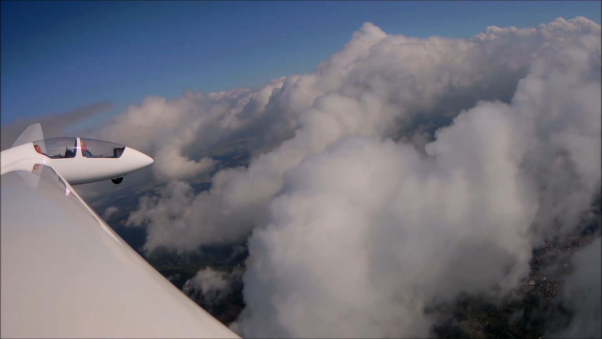 Segelkunstflug ber den Wolken Bild 2